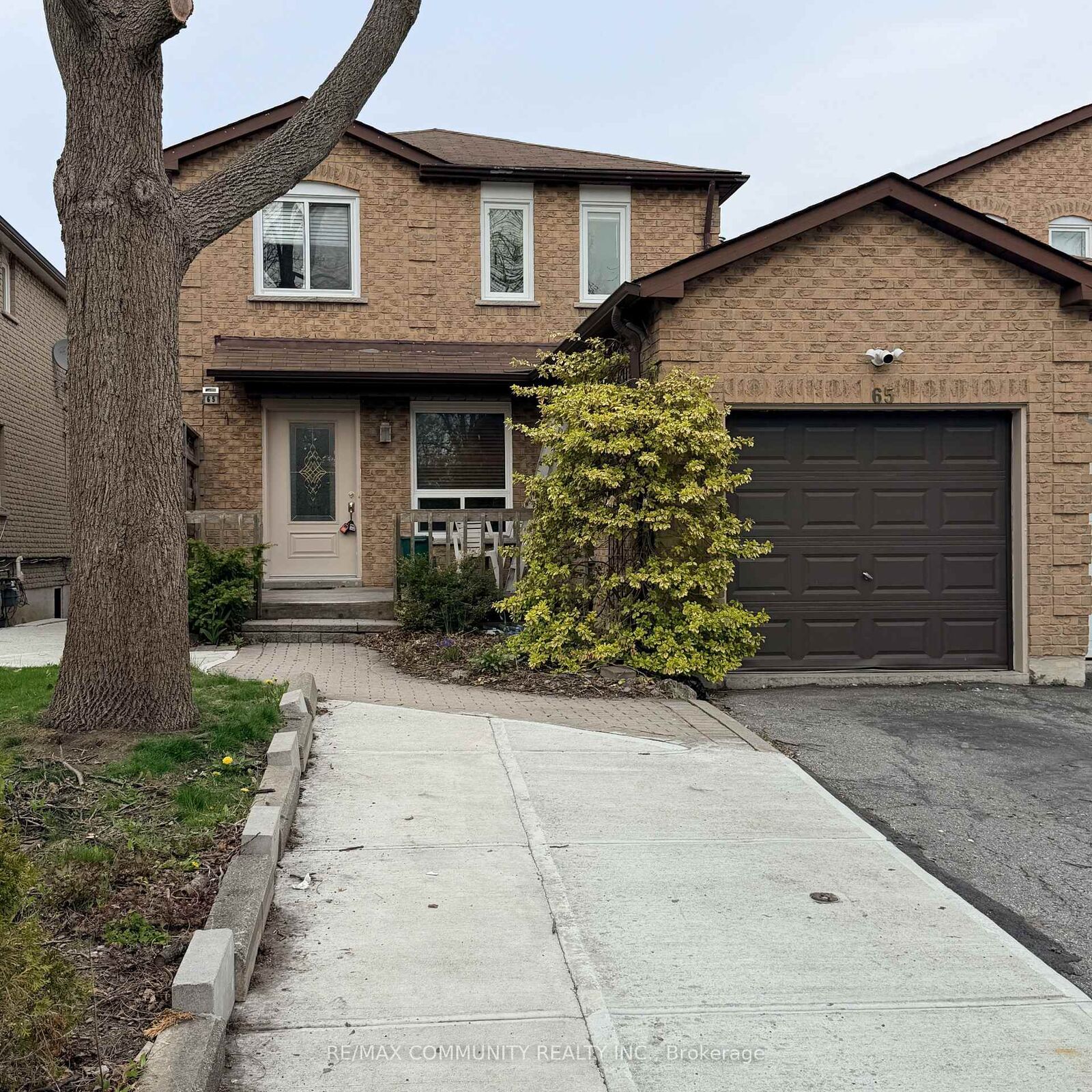 Property Photo:  65 Hewitt Crescent Main  ON L1S 7A6 