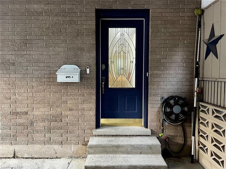 Property Photo:  694 Niagara Street Upper  ON L2M 3R9 