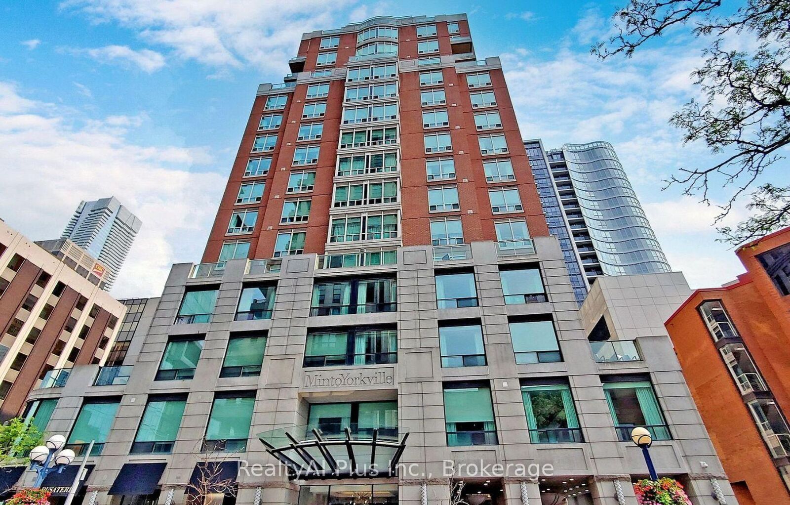 Property Photo:  155 Yorkville Avenue 1911  ON M5R 1C4 