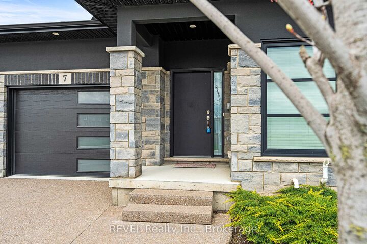 Property Photo:  7138 Parsa St Niagara Falls Street 7  ON L2H 3W1 