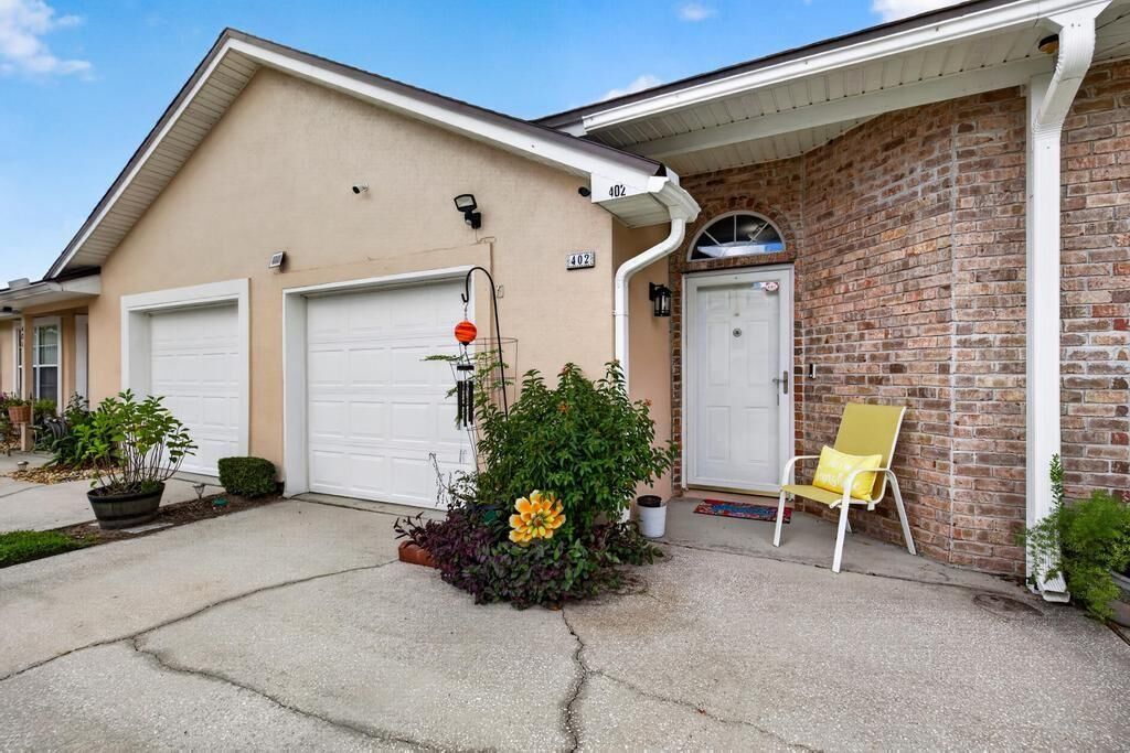 Property Photo: 11 Northside Unit 402 Drive FL 32218