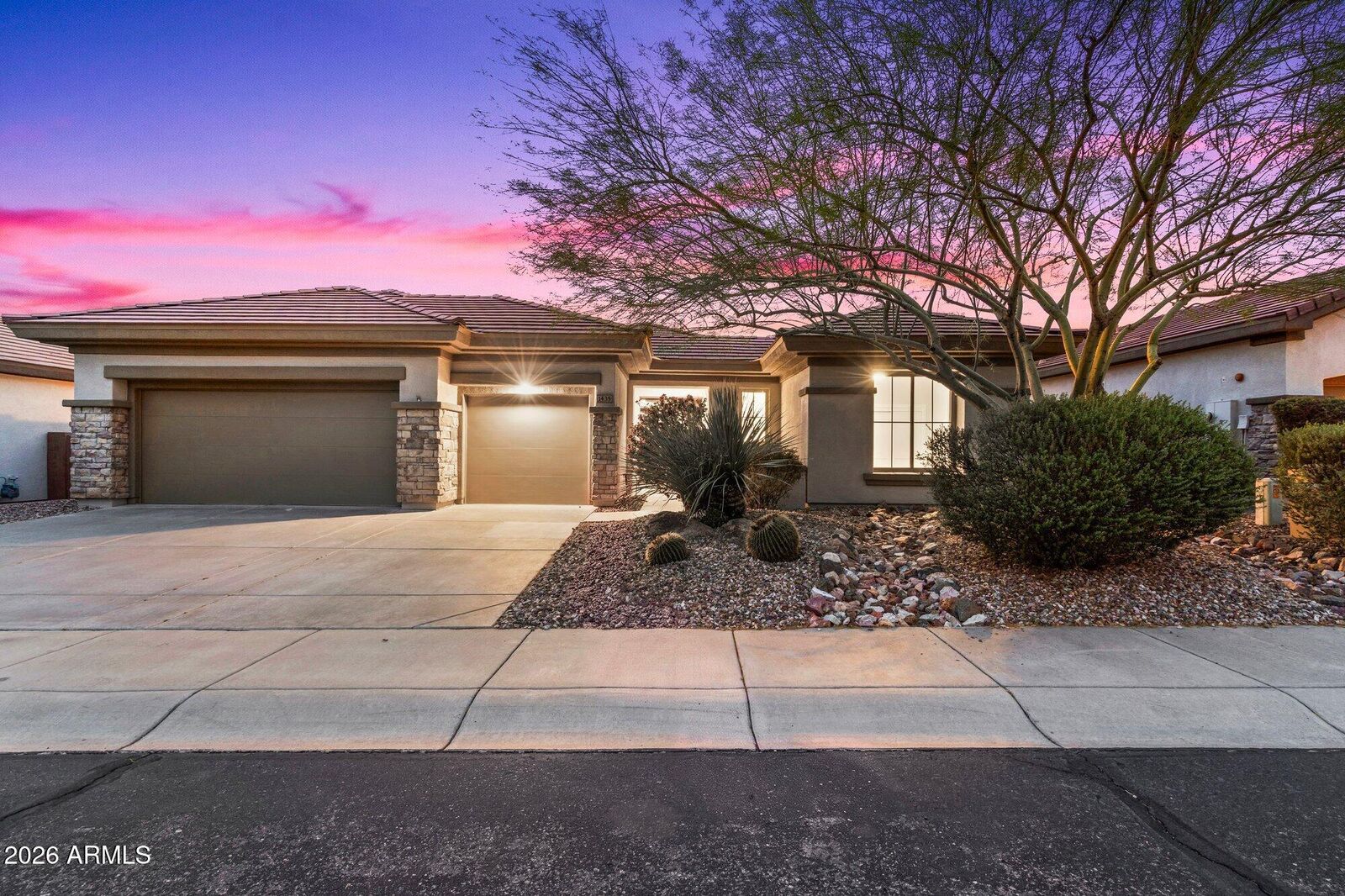 Property Photo: 1435 W Whitman Court AZ 85086