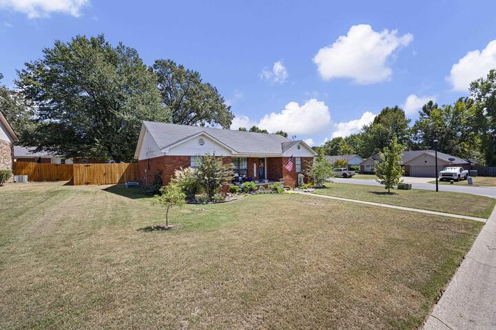 Property Photo: 2111 S Ithaca Ave AR 72802