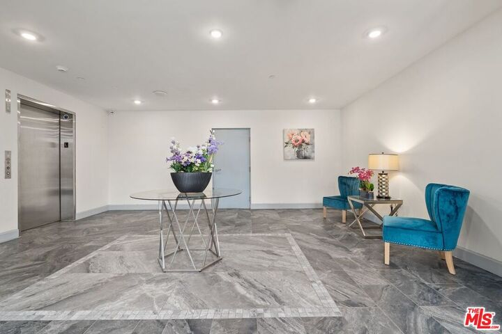 Property Photo: 1832 S Barrington Ave, Unit 203 CA 90025