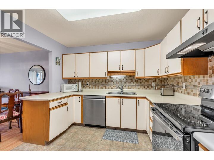 Property Photo:  272 Green Avenue West 402  BC V2A 3T2 