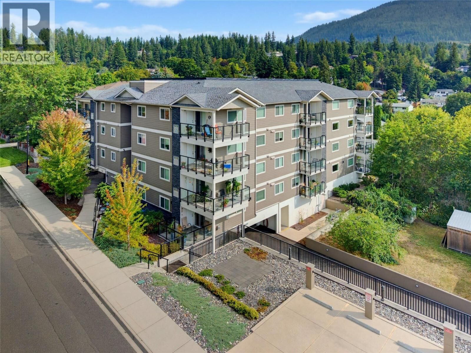 Property Photo:  330 4th Avenue Southeast 106  BC V1E 0E2 