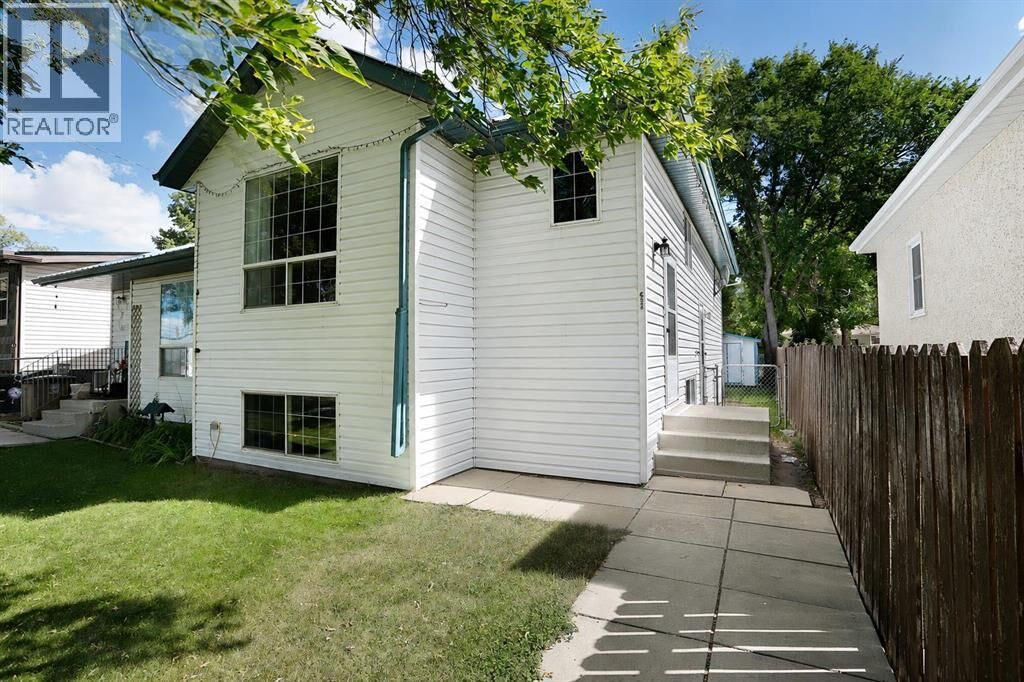 Property Photo:  632 1 Street West  AB T1R 0N3 