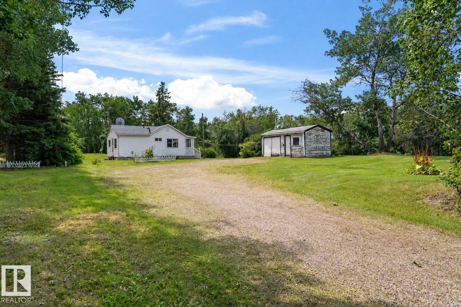 Property Photo:  42201 Twp Rd 624  AB T9M 1P1 