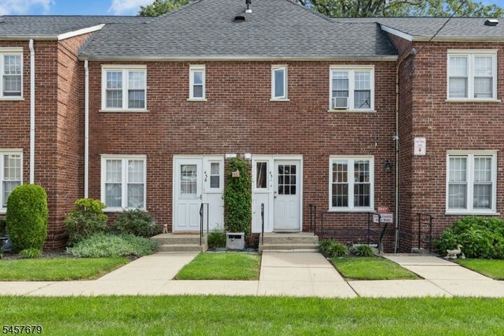 Property Photo:  43 A Parkway Village A  NJ 07016 