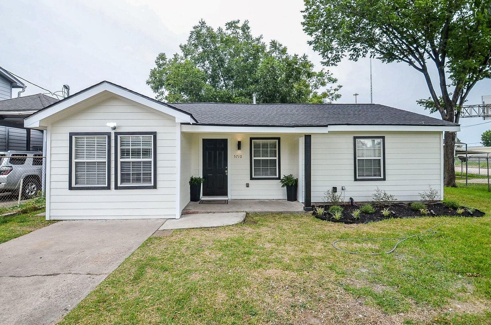 Property Photo: 5710 Cherry Street TX 77026