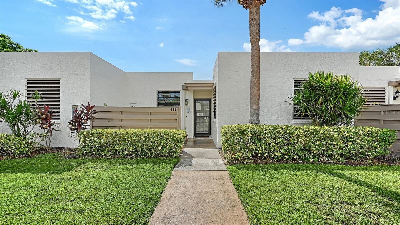 Property Photo: 666 Woodlawn Drive 666 FL 34210