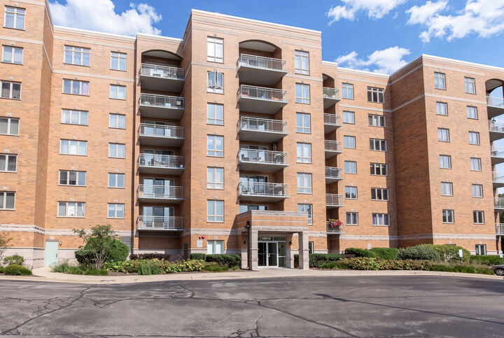 Property Photo: 6815 N Milwaukee Avenue 507 IL 60714