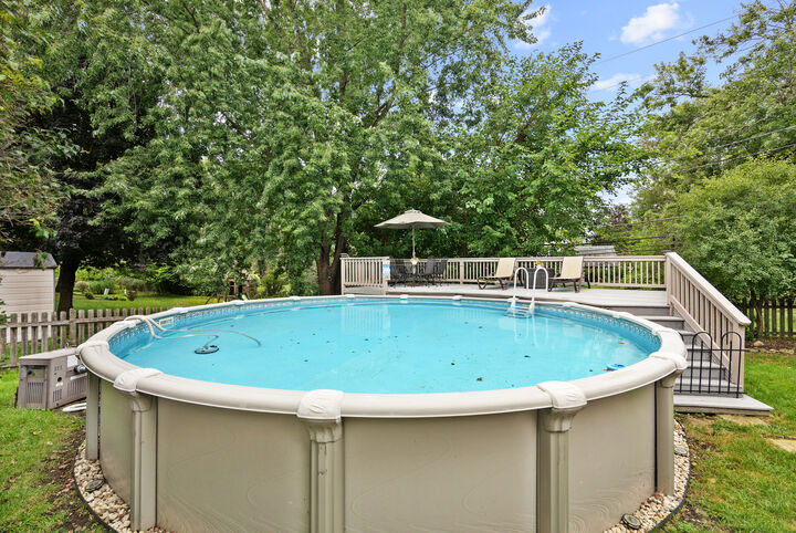 Property Photo:  717 S Point Drive  IL 60193 