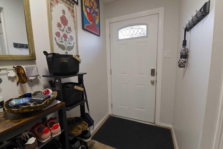 Property Photo:  1915 18 Avenue N 9  AB T1H 4V6 