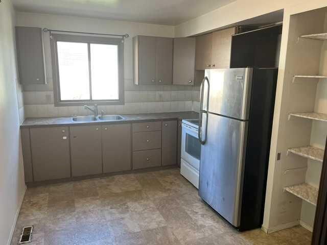Property Photo:  9 Sheridan Road W  AB T1K 4L6 