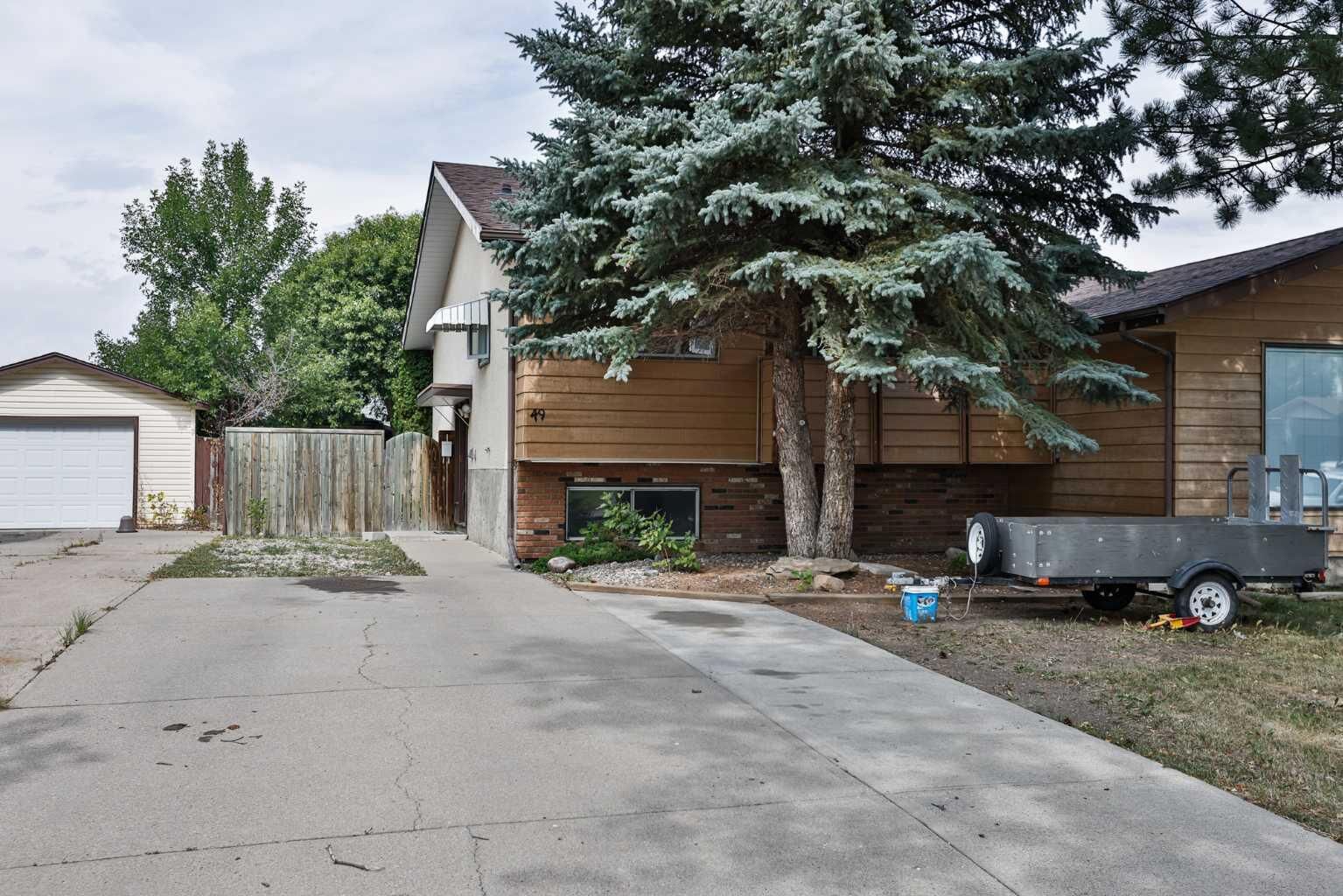 Property Photo:  49 Meadowlark Boulevard N  AB T1H 4R4 