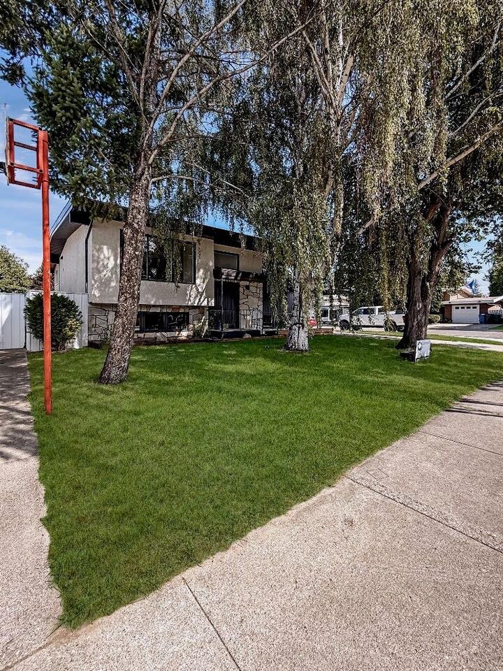 Property Photo:  1259 St Catherine Road N  AB T1H 4E9 