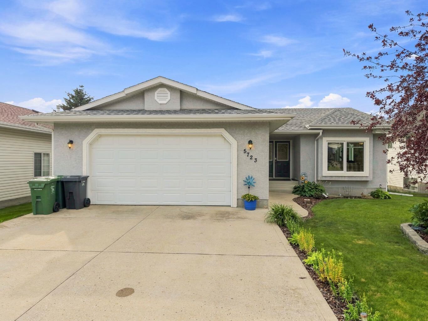 Property Photo:  5723 51 Avenue Avenue  AB T4J 1K5 