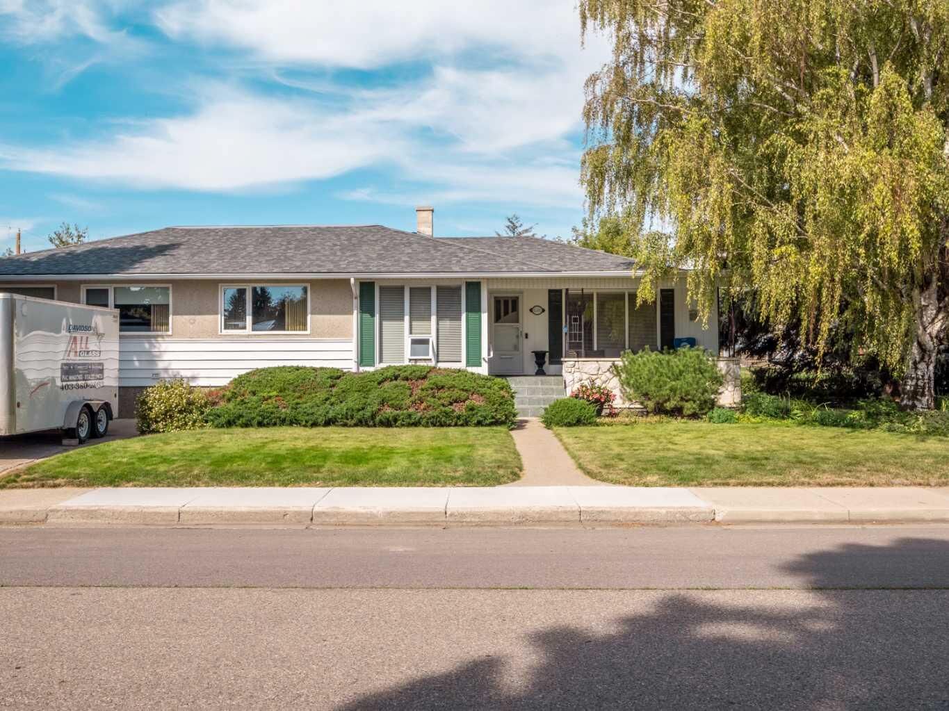 Property Photo:  2515 3rd Avenue S  AB T1J 0M1 