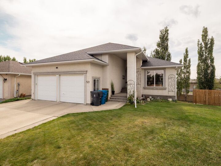 Property Photo:  521 Fairmont Boulevard S  AB T1K 7G3 