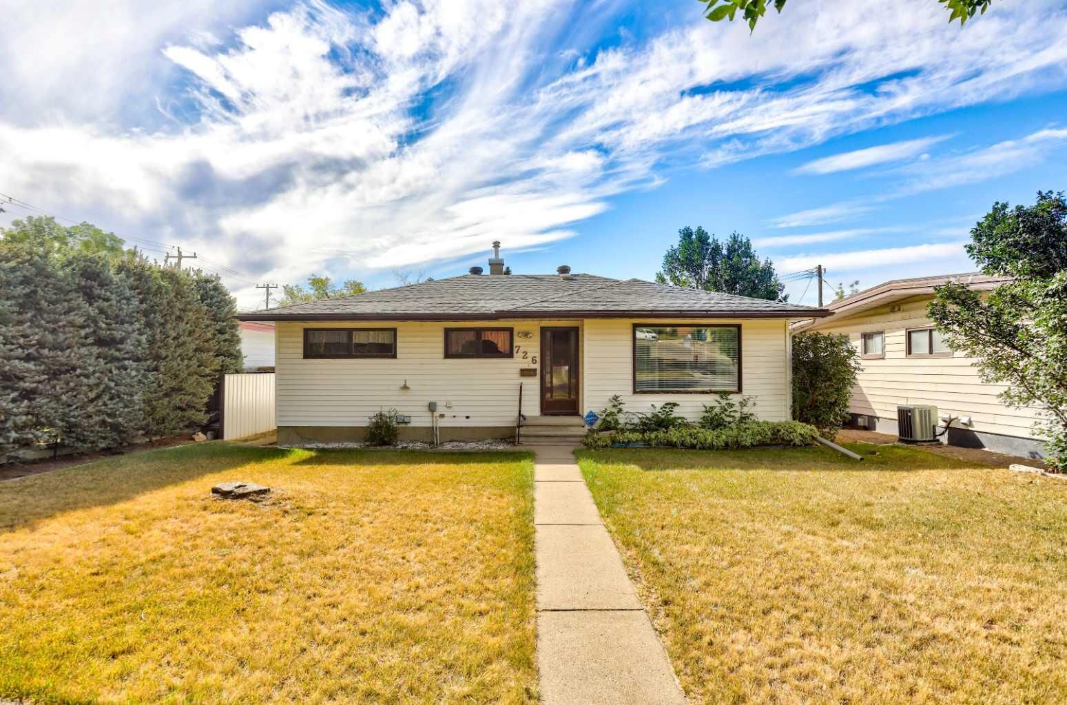 Property Photo:  726 10 Avenue S  AB T1K 0A1 