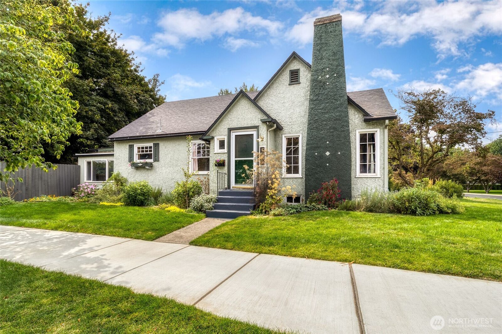 Property Photo: 1002 Howard Street WA 99362
