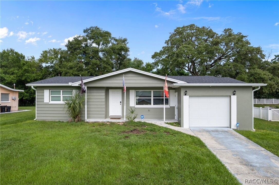 Property Photo:  16 S Jefferson Street  FL 34465 