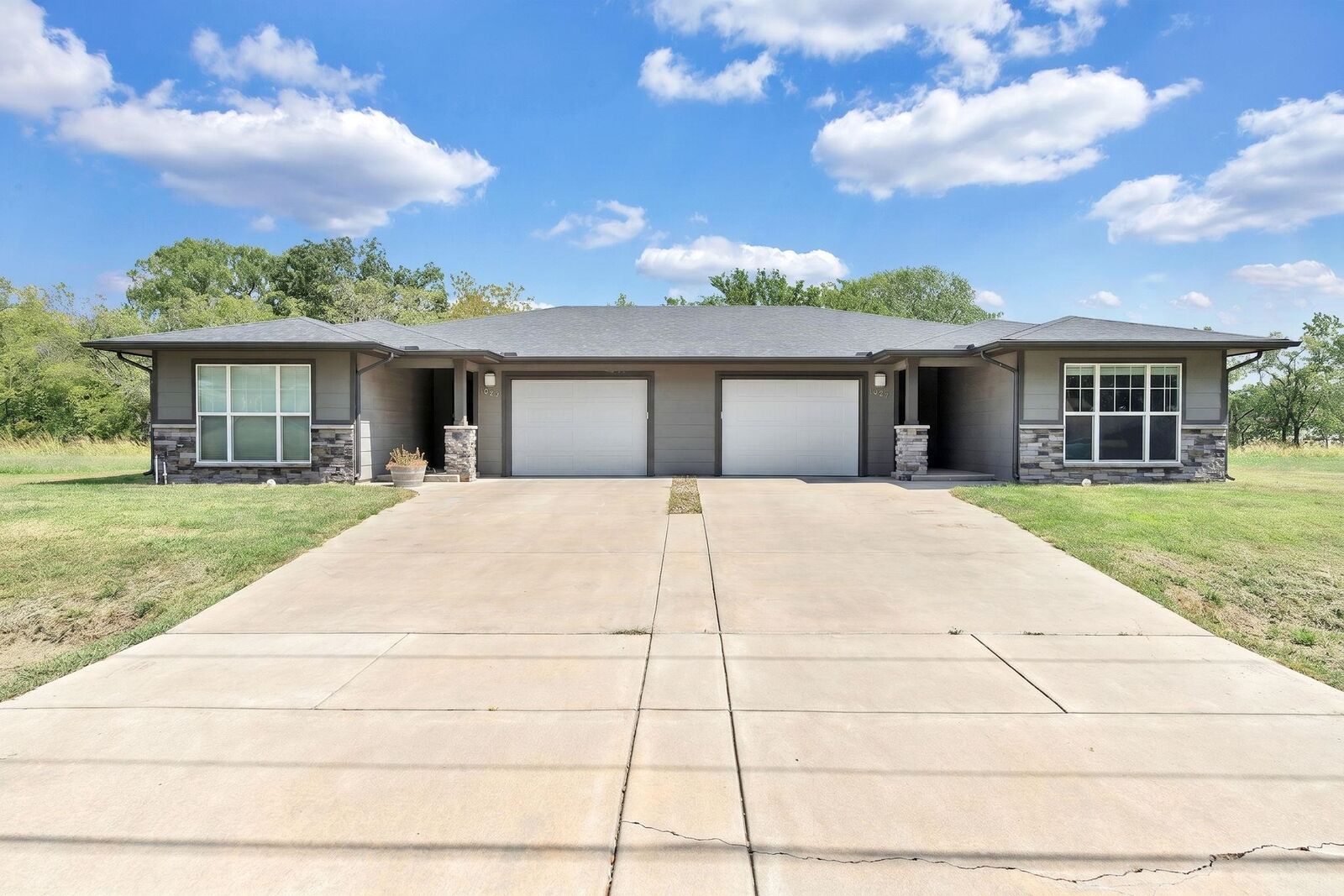 Property Photo:  1027-1029 N H St  KS 67152 