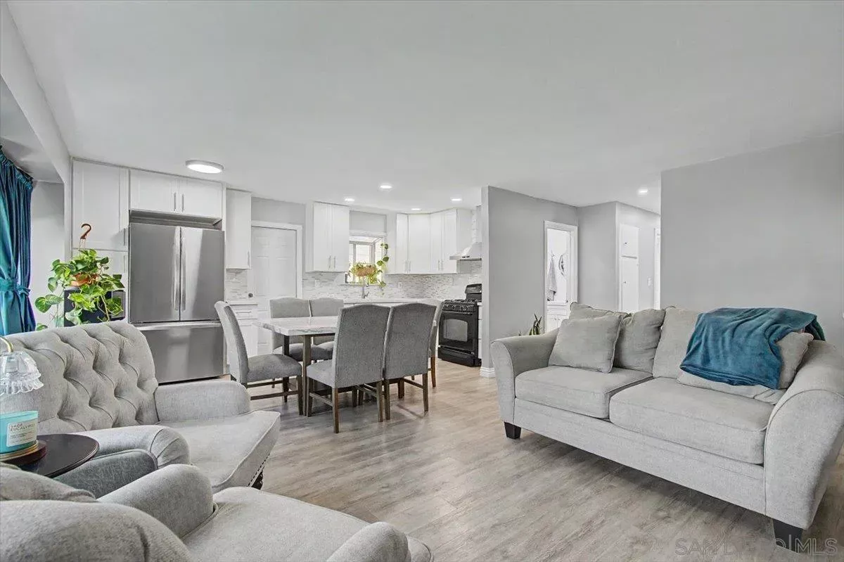 Property Photo:  2646 Calle Serena  CA 92139 