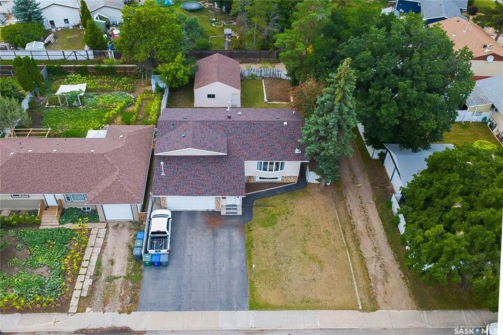Property Photo:  823 Northumberland Avenue  SK S7L 3W3 