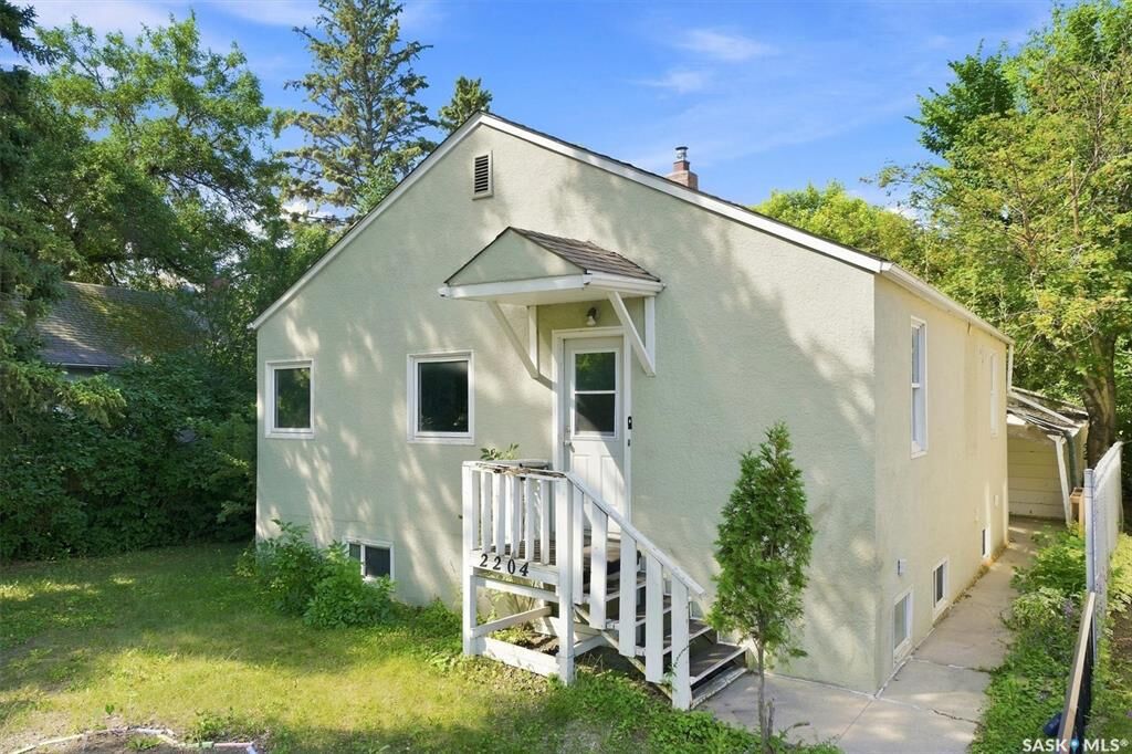 Property Photo:  2204 Lorne Avenue  SK S7J 0R9 