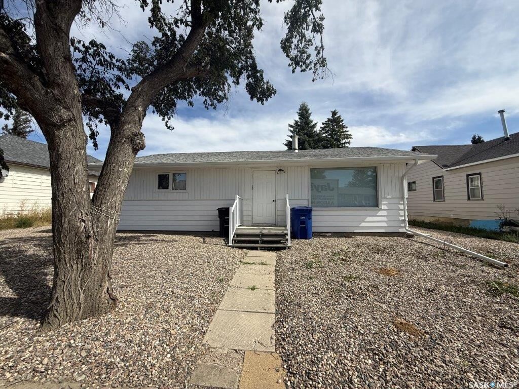 Property Photo:  607 5th Street W  SK S0L 1A0 