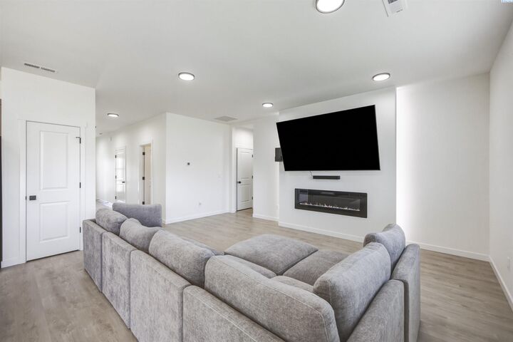 Property Photo:  130 E 25th Ave  WA 99337 