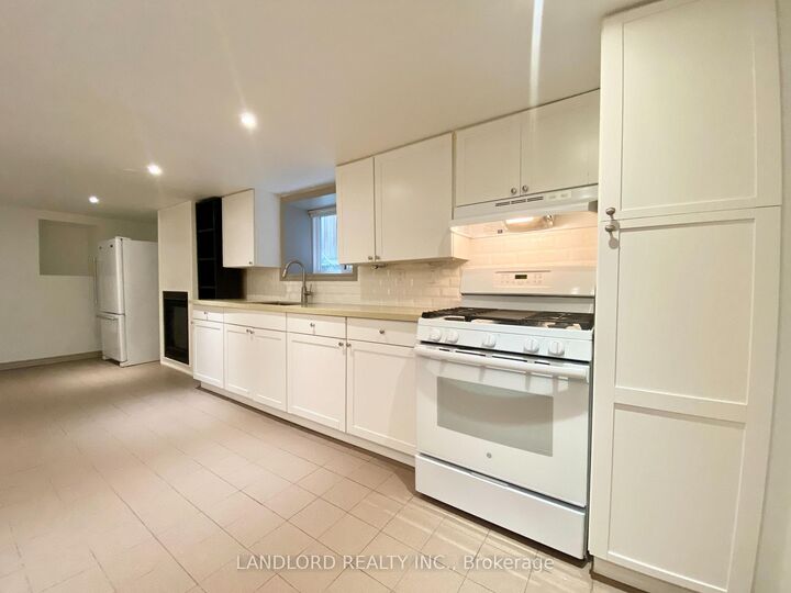 Property Photo: 209 Madison Avenue 5 ON M5R 2S6