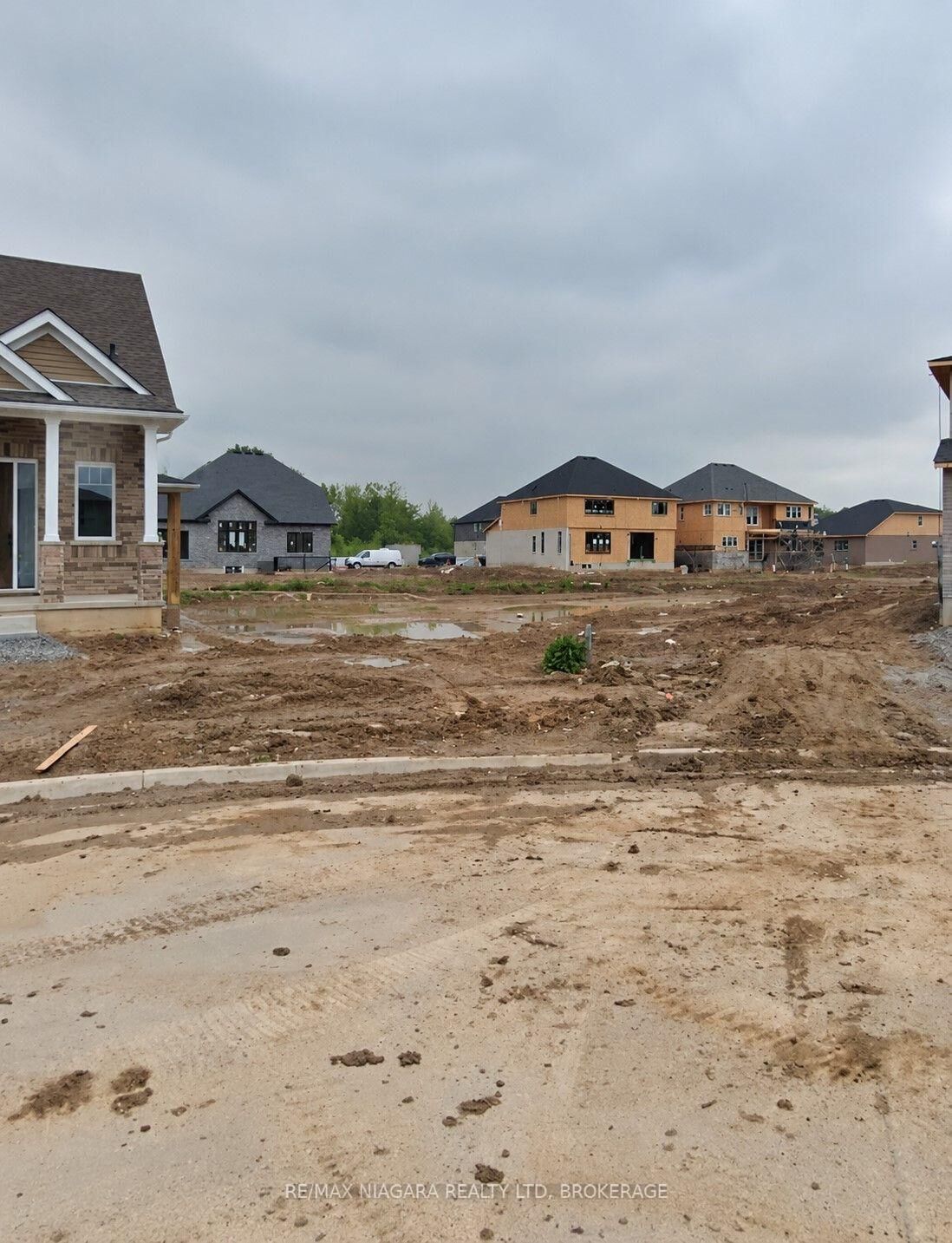 Property Photo:  814 Bradford Avenue  ON L2A 0H3 