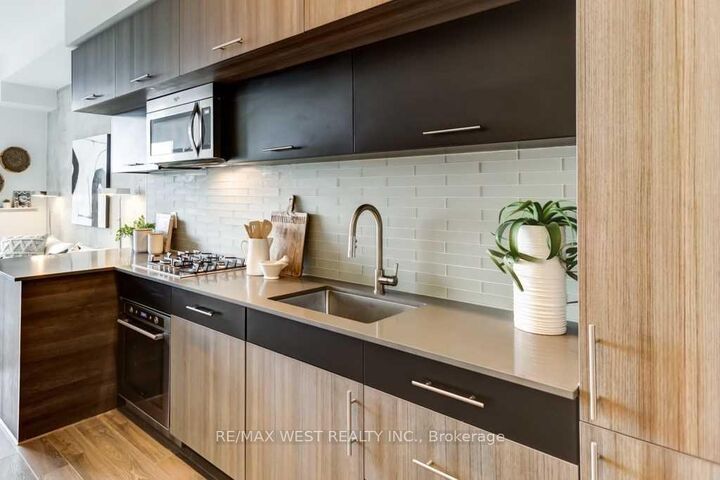 Property Photo: 205 Manning Avenue 413 ON M6J 2K7