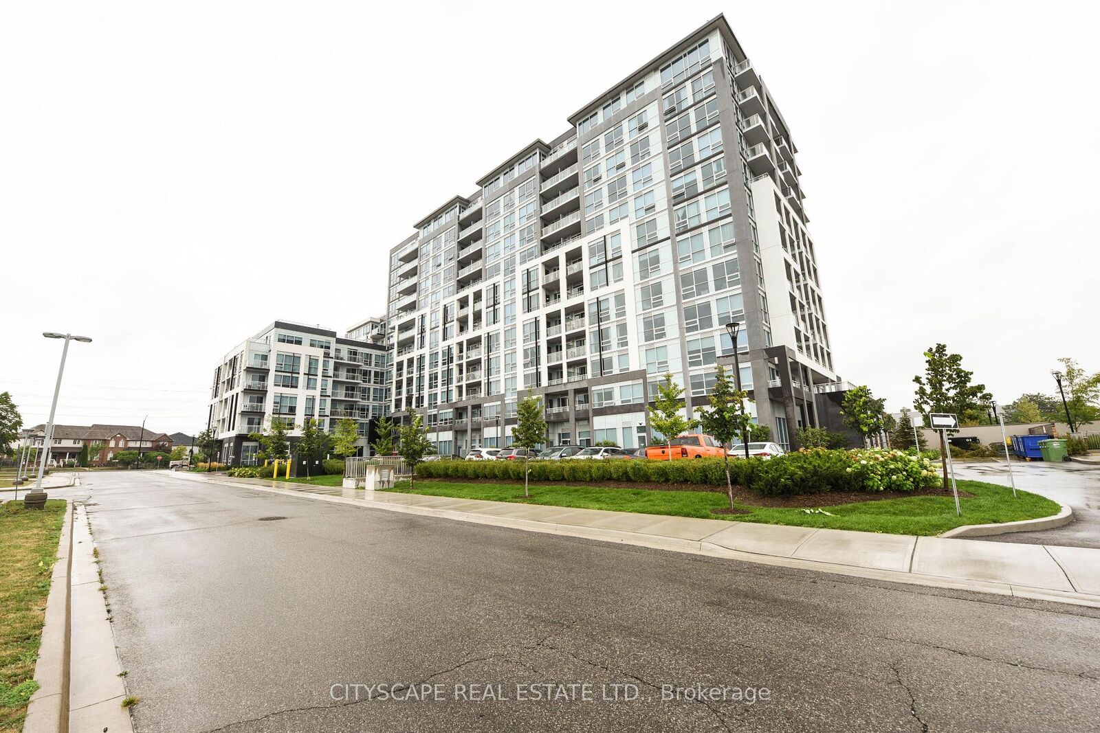 Property Photo:  1050 Main St E Main Street E 426  ON L9T 6H7 
