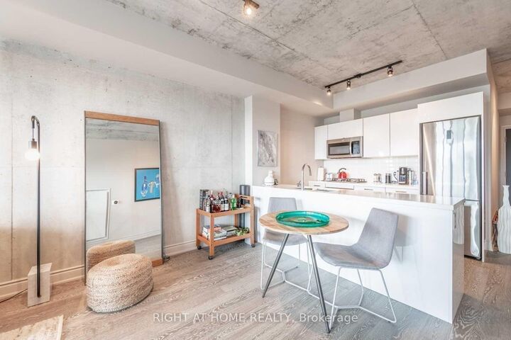 Property Photo: 608 Richmond Street W 820 ON M5V 0N9