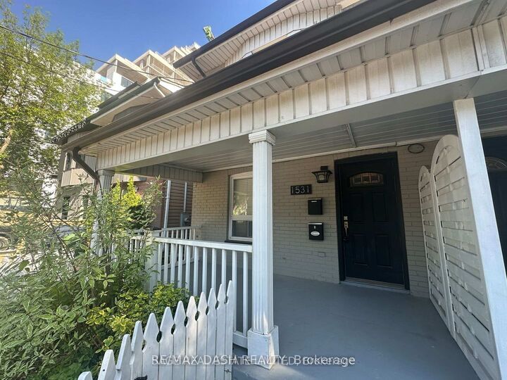Property Photo:  1531 Queen Street E Upper  ON M4L 1E5 