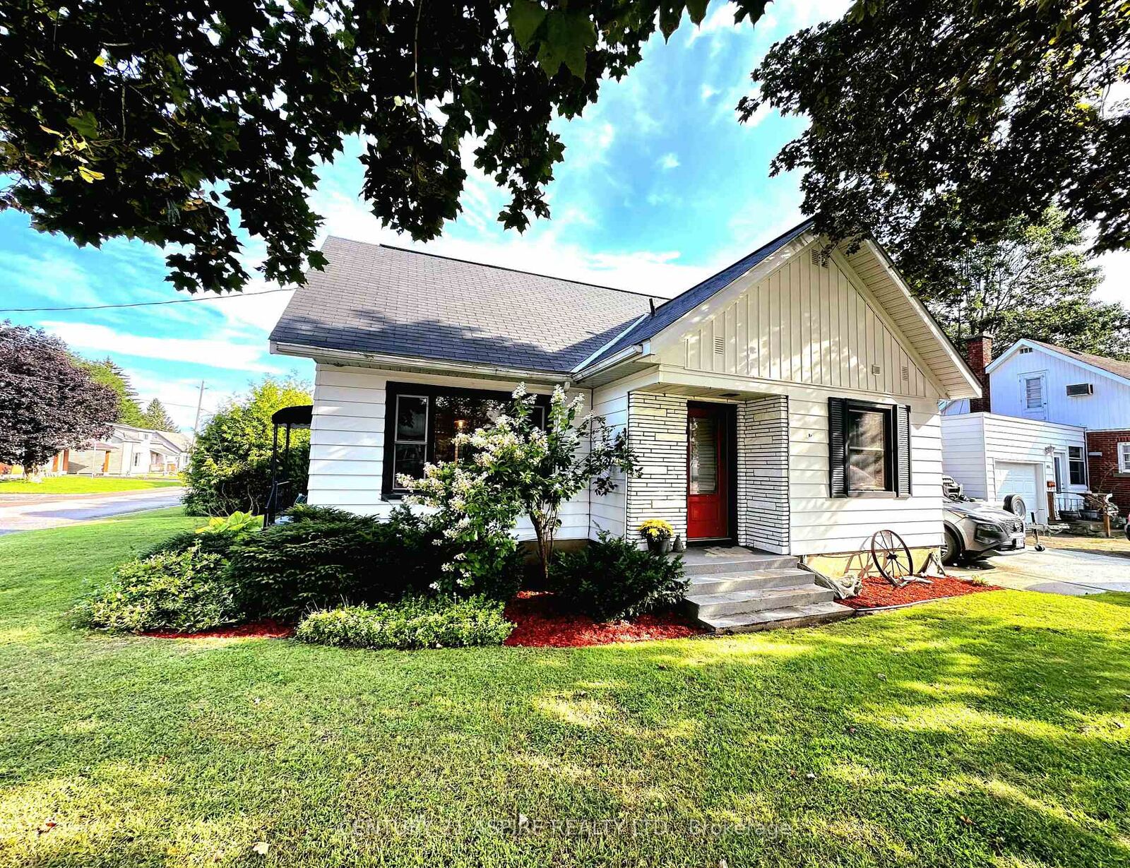 Property Photo:  621 Bruham Avenue  ON K8A 4Z6 