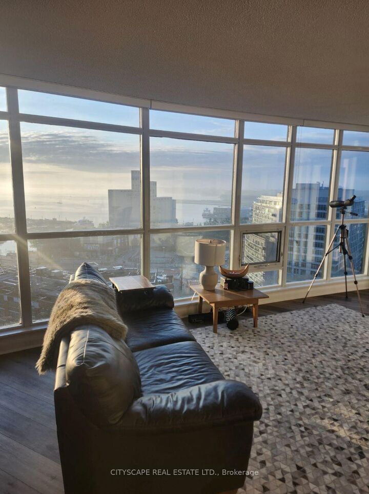 Property Photo: 600 Fleet Street 1804 ON M5V 1B7