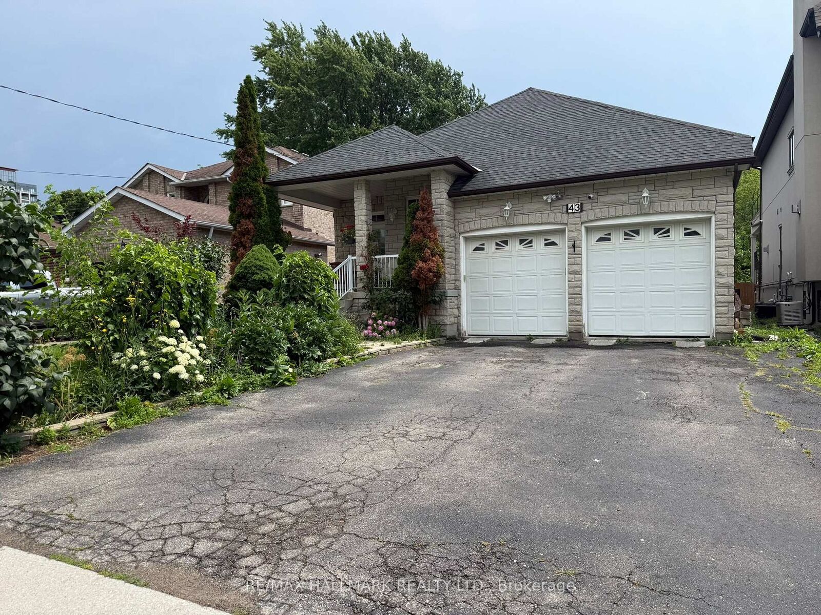 Property Photo:  43 Oak Avenue  ON L4C 6R5 