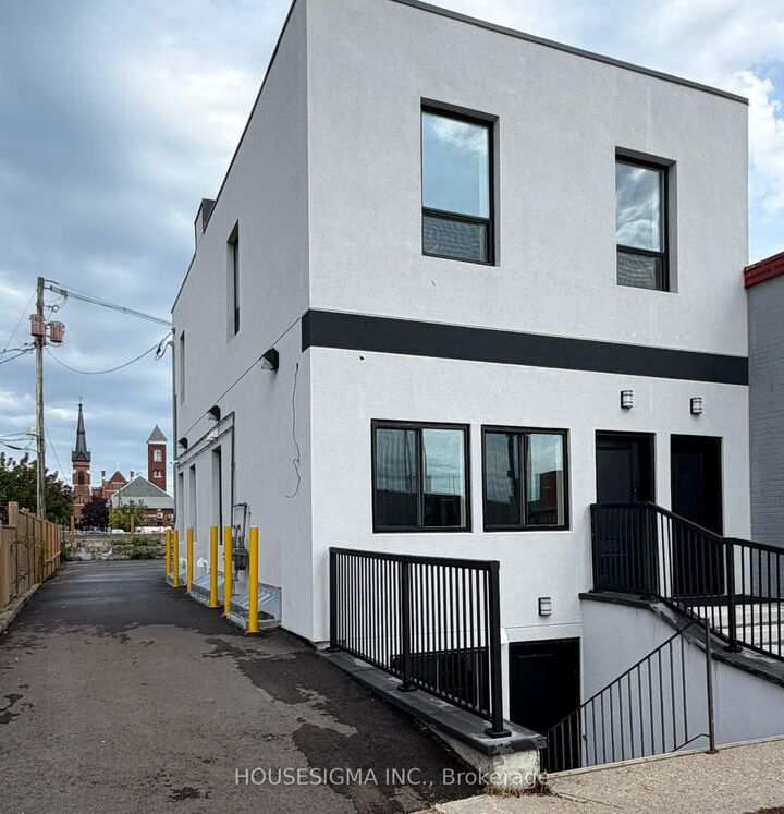 Property Photo:  28 West Street N Upper Unit  ON L3V 5B8 