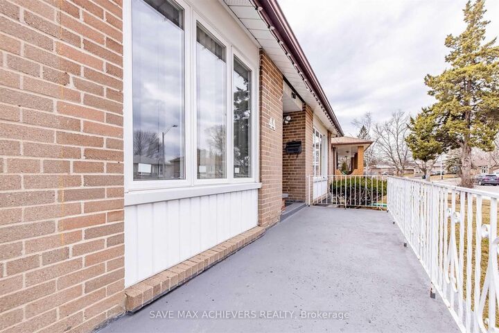 Property Photo:  44 Strathavon Drive  ON M9V 2H6 