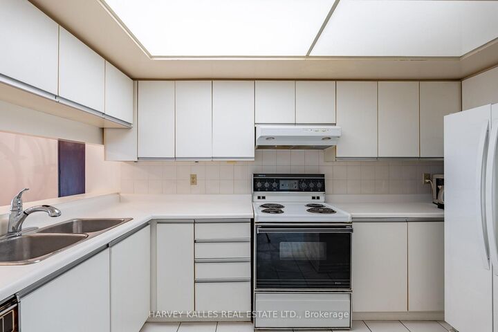 Property Photo:  5 Kenneth Avenue 205  ON M2N 6M7 
