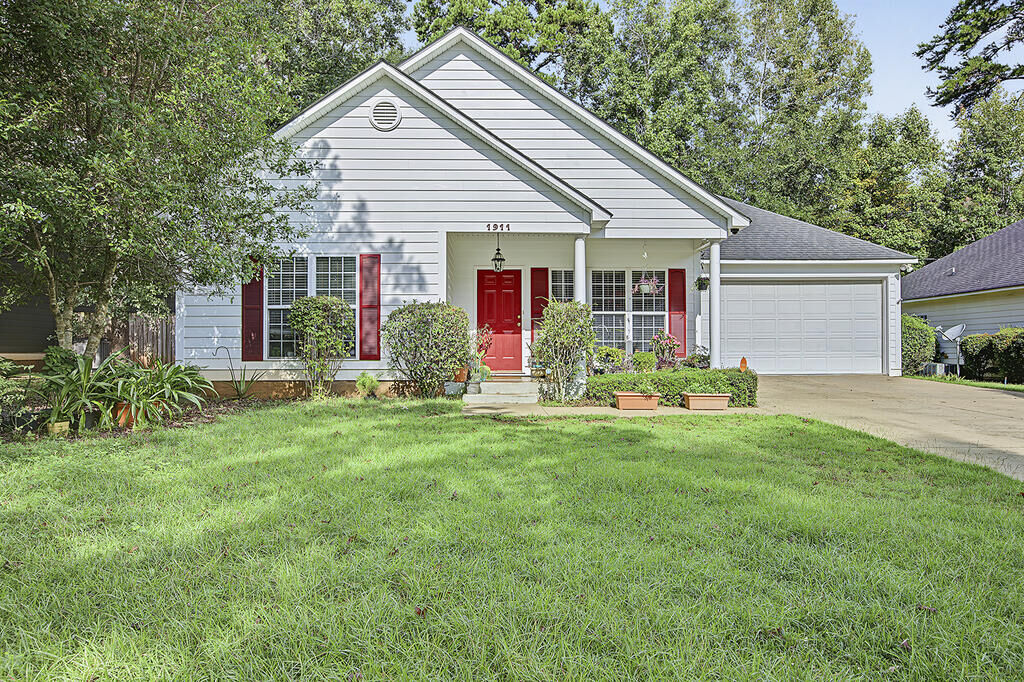 Property Photo:  1911 Sussex Court  GA 31721 