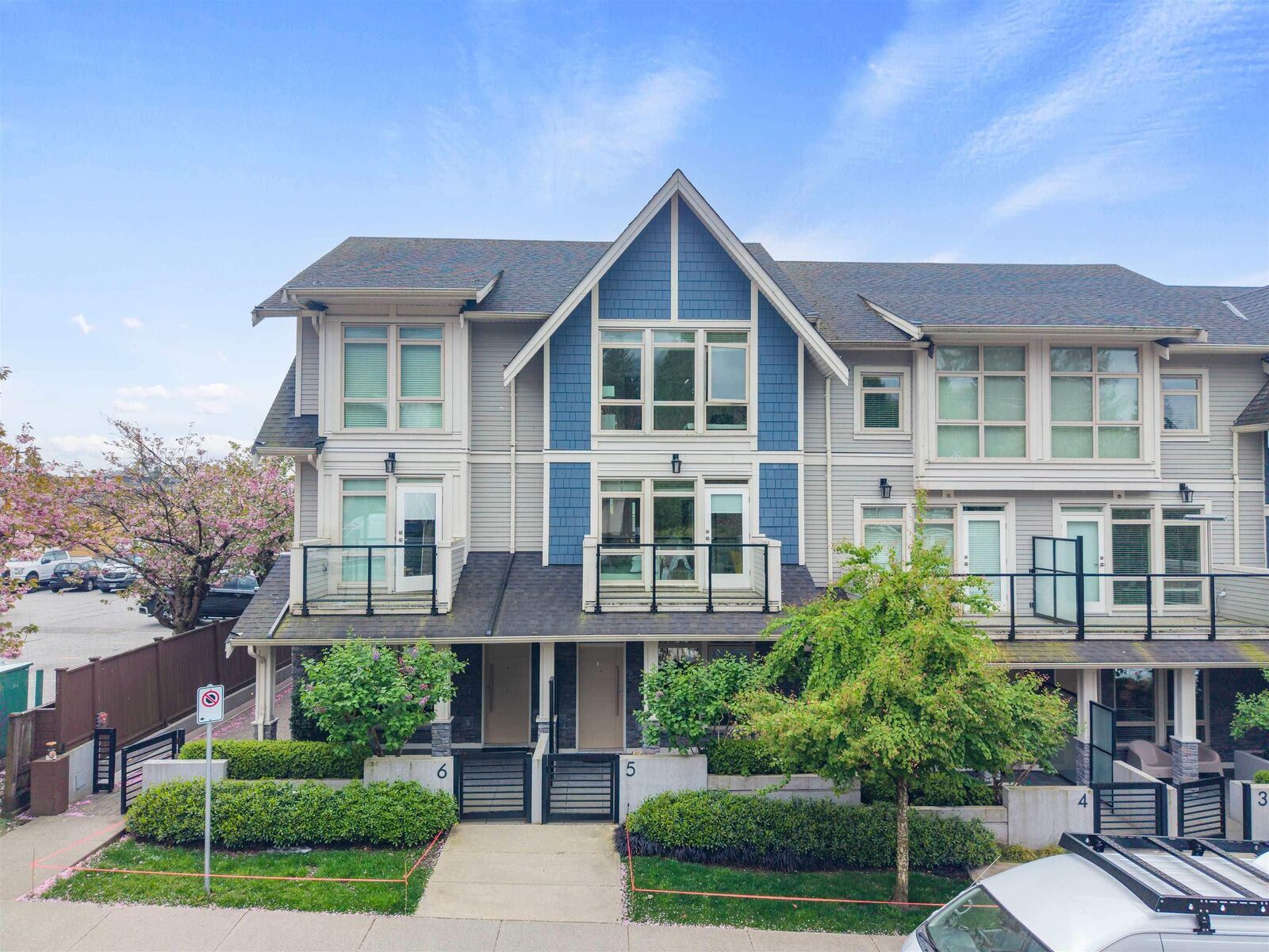 Property Photo:  115 W Queens Road 5  BC V7N 2K4 