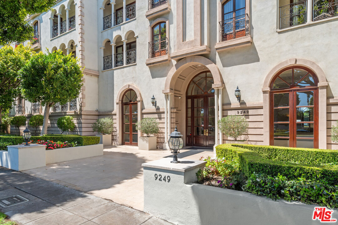 Property Photo: 9249 Burton Way, Unit 302 CA 90210