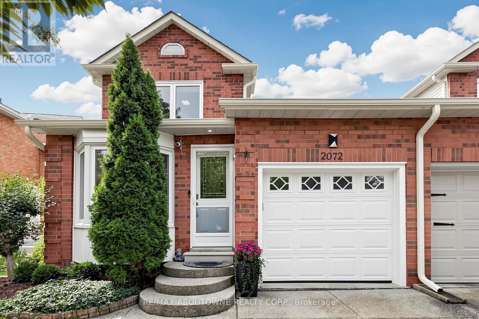 Property Photo:  2072 Glenada Crescent  ON L6H 4M2 