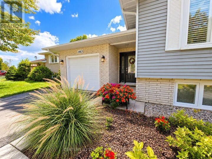 Property Photo:  1463 Holy Cross Boulevard  ON K6H 2W9 